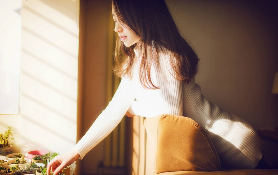 “若是招降张任的话，我倒有一计。”法正坐在庞统身侧，想了想，突然微笑道。